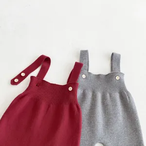Detailansicht der Babylatzhose aus weichem Strick mit feiner Rippenstruktur und Knöpfen.