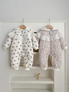 Mameluco de invierno grueso para bebé adorable con cuello de volantes detalle primer plano