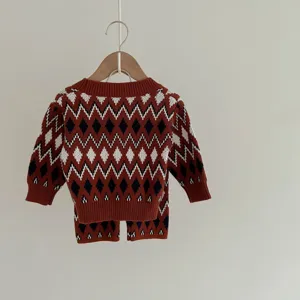 Vista detallada del conjunto de jersey y pantalón de punto argyle vintage para bebé con diseño clásico.
