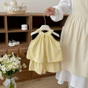 Set top halter e pantaloncini a quadri gialli per bambina, vista di dettaglio estiva.