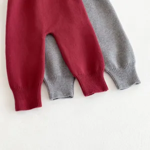 Detailansicht Baby Strickhose, weiche Rippstrick Textur, gemütlicher Herbst Babykleidung Stoff.