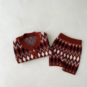 Conjunto de cárdigan y pantalones cortos de punto argyle retro para bebés, detalles de otoño