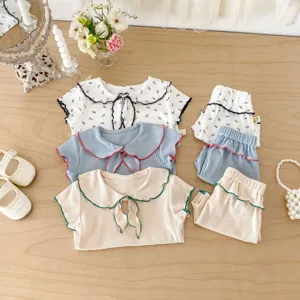 Set estivo per neonati in due pezzi, adorabile top con colletto alla marinara e pantaloncini.