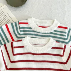 Nahaufnahme des gestreiften Baby-Strickpullovers mit Farbkontrast und weichem Baumwollstoff.