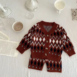 Vista detallada conjunto cardigan y pantalones cortos bebe argyle, suave ropa invierno.