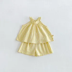 Vista dettagliata del top halter a quadri vichy giallo e bianco con pantaloncini.