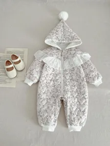 Monos de invierno gruesos para bebés con bonito patrón floral, capucha y volante de encaje.