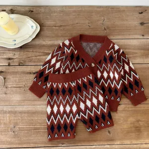 Hermoso conjunto de cárdigan suéter de punto y pantalones cortos para bebé patrón vintage