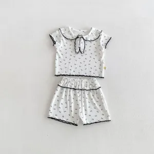 Completo estivo per neonata, t-shirt con colletto alla marinara e pantaloncini con fiocchi.