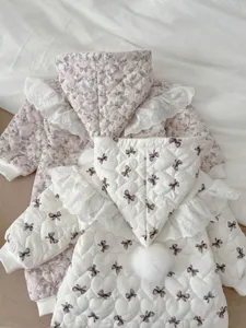 Vista detallada mameluco invierno bebé acolchado, lindos estampados florales y lazos con volantes.