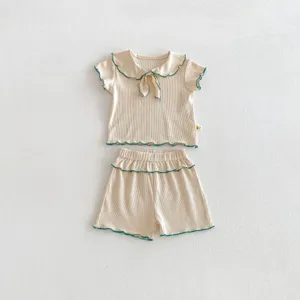 Set estivo a coste per neonati, t-shirt carina con colletto alla marinara e pantaloncini con volant.