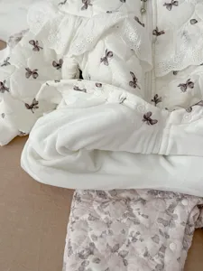 Mono acolchado de invierno para bebés con bonito estampado de lazo y cuello de encaje fino.