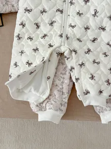Detalle mameluco acolchado invierno bebé, tierno motivo corazón lazo con forro floral.