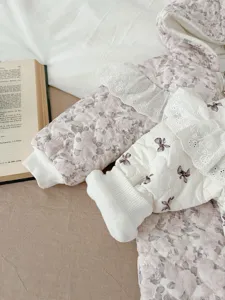 Mono de invierno cálido y grueso para bebé con estampado floral, lazo y cuello de encaje.