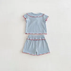 Dettaglio set due pezzi estivo a costine per neonati, collo alla marinara, bimbo blu chiaro.