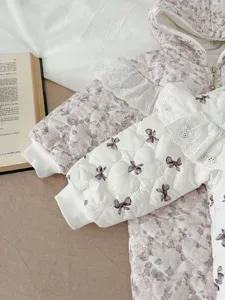 Monos acolchados de invierno para bebé con flores y lazos, tierno romper con cuello de encaje.