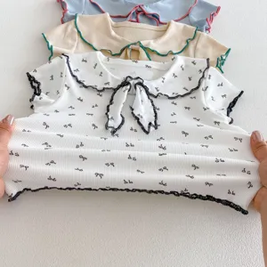 T-shirt estiva a maniche corte per neonata con colletto bambola e bordo volant