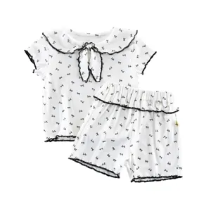 Set estivo per bambina piccola, top a manica corta a costine bianco e pantaloncini con stampa fiocco.