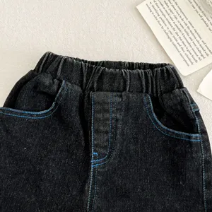 Primo piano dei dettagli dei pantaloncini in denim per bambini con cuciture elasticizzate.