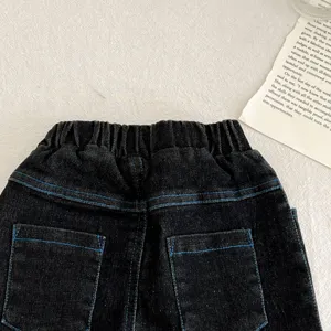 Pantaloni corti in denim scuro per neonati con vita elastica e cuciture blu a contrasto.