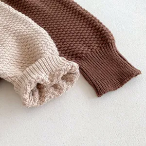 Primo piano manica maglione in maglia di cotone, tessuto morbido testurizzato.