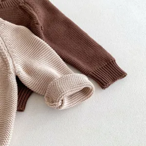 Cardigan in maglia per neonati dettaglio primo piano,tessuto in morbido cotone.