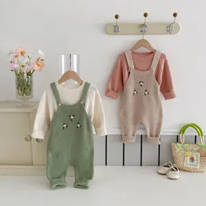 Grazioso set maglione e salopette in maglia per neonati, comodi vestiti autunnali.