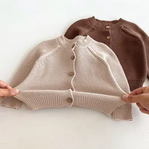 Dettaglio cardigan in maglia per neonato, morbido maglione di cotone con bottoni, top bimbo.