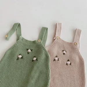 Deliziosa tutina in maglia per neonata con ricamo floreale e bottoni per le piccole principesse.