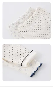 Primo piano sui dettagli dei leggings in cotone per bambini con stampa orsetto e pois.