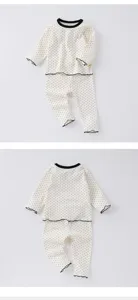 Set maglia a maniche lunghe e pantaloni pois per bambini, dettaglio abbigliamento casa