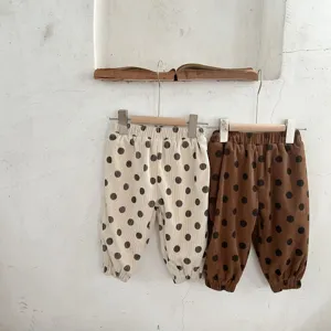 Dettaglio pantaloni velluto a coste spesso inverno bambini, grazioso design a pois caldi.