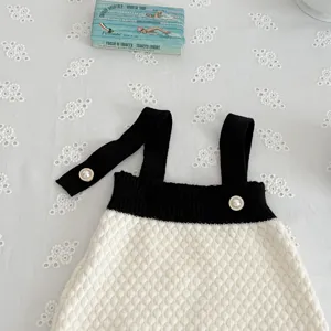 Süßes Baby Mädchen Strick Träger-Romper Set in Schwarz-Weiß mit Perlenknöpfen elegant.