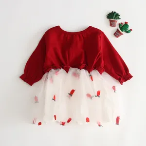 Vestito rosso a maniche lunghe per bambina con gonna in tulle bianco, simpatici dettagli ricamati.