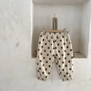 Vista dettagliata di pantaloni per neonati in corduroy spesso a pois neri.