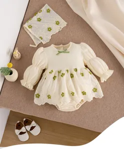 Details des Langarm Baby Mädchen Stramplers mit Blumen Mesh Rock und passendem Haube Hut.
