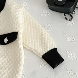 Kleinkind Baby Mädchen Strickjacke Detailansicht, klassischer Kontrastsaum und Taschendesign.