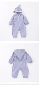 Vista detallada del nuevo mameluco a rayas con capucha para bebe, diseño de gorro puntiagudo.