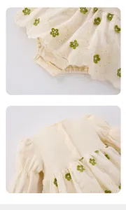 Süßes Langarm Stramplerkleid für Babys mit Blumenstickerei im Waffelstrick-Design.