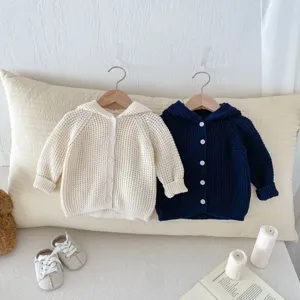Gilet bébé en tricot, gros plan texture gaufre, capuche, boutons, présentation détaillée.