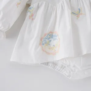 Tutina neonato bianca a maniche lunghe con ricami colorati carini, design confortevole e morbido.