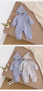 Vista detallada de lindo mameluco para bebé con capucha, jumpsuit de manga larga suave.