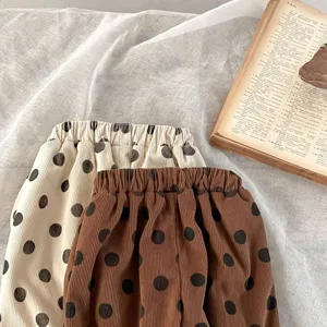 Dettaglio pantaloni in velluto a coste a pois per neonati, caldi pantaloni invernali spessi.