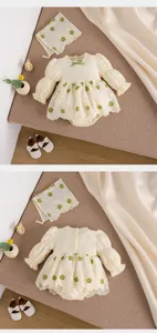 Süßer Langarm Baby Strampler für Mädchen mit Blumen Stickerei, Tüllrock, Haube und Schuhen.