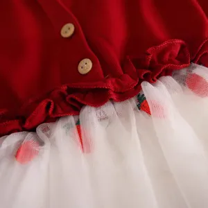 Abito in maglia rossa per bambina con gonna in tulle bianco e dettagli ricamati.