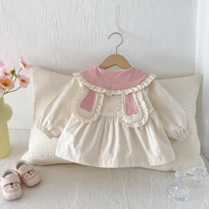 Bonita blusa de manga larga para niña bebé con cuello de orejas de conejo y top adorable.