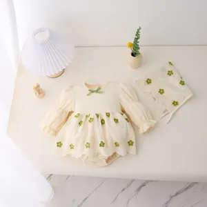 Süßes Langarm Stramplerkleid für Babymädchen mit wunderschöner Blumenstickerei und passender Mütze.