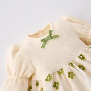 Süßes Langarm Baby Mädchen Strampler Kleid mit Blumenstickerei und Schleife für Frühling.