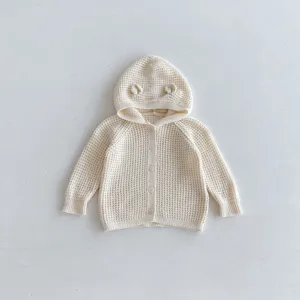 Joli gilet en tricot pour bébé avec capuche et oreilles d'ours, boutons détail vue.