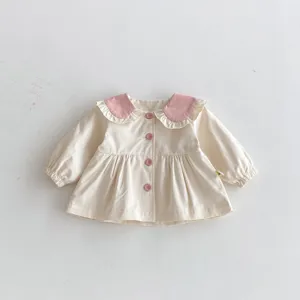 Bonito top de algodón de manga larga de otoño para niña con cuello de volantes rosa y botones.